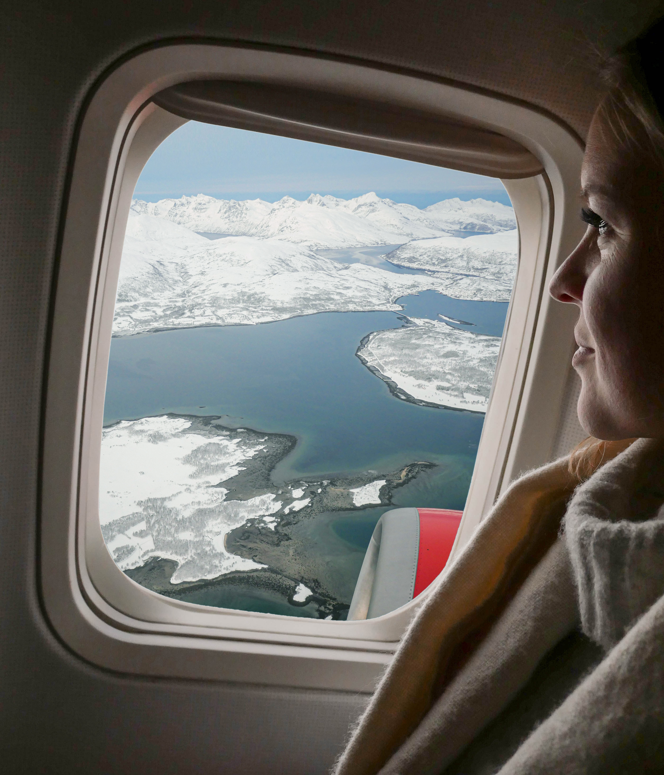 Blick aus dem Flugzeugfenster