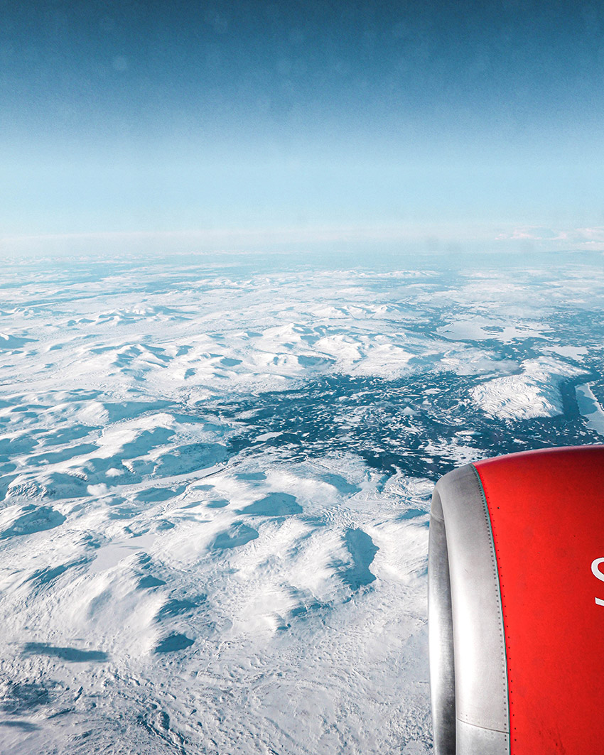 Blick aus dem Flugzeugfenster