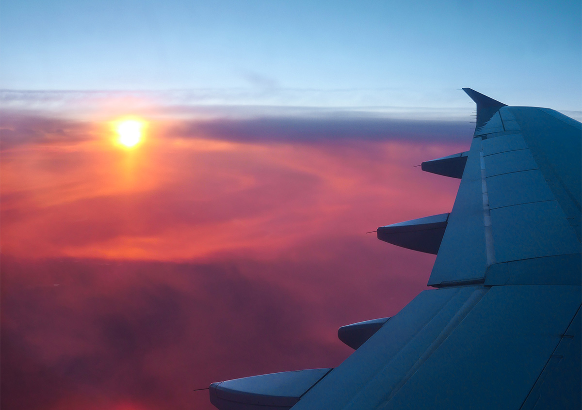 Flugzeug mit Sonnenuntergang